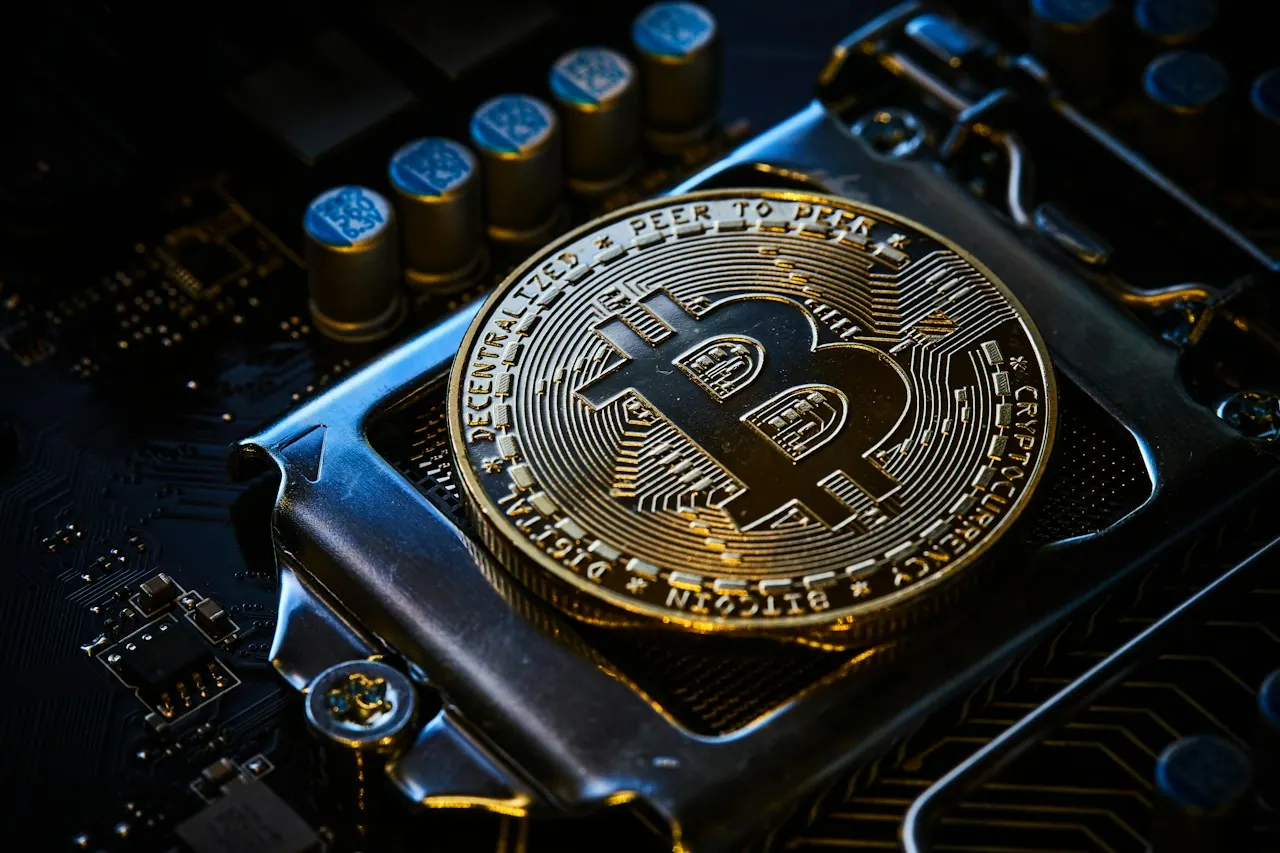 Bitcoin-Münze auf einer Computerplatine